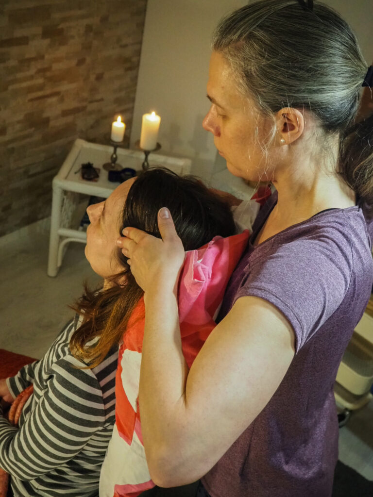 Hieroja tekee asiakkaalleen intialaista päähierontaa
