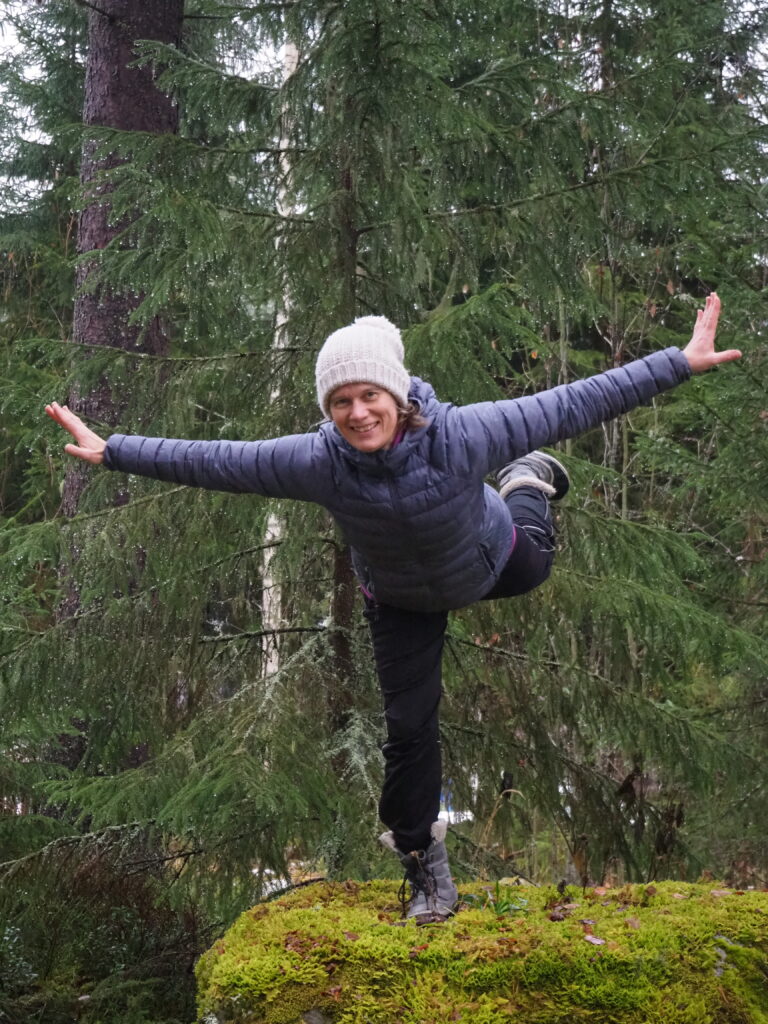 Hyvinvointipalvelut hyvähetki perustaja joogaa kiven päällä
